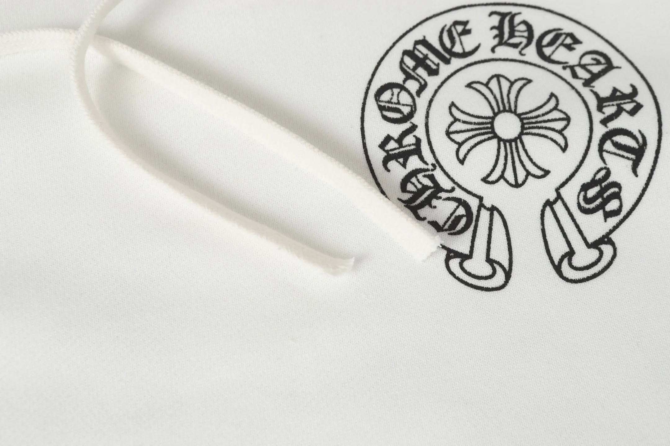 P230 Cross-border model, please do not place an order if you are pursuing quality - Chrome Hearts/Chrome Hearts basic horseshoe Sanskrit printed hooded sweatshirt - High weight, high density and high quality. The wool is soft, delicate and skin-friendly. Soft and silky to the touch. Excellent warmth and skin-friendly properties. - Custom-woven and custom-dyed, no color difference. No matter the fabric or workmanship details, it beats the ordinary version on the market. - Hardware zipper accessories are all customized, full of details - Color: black white - Size: S M L XL